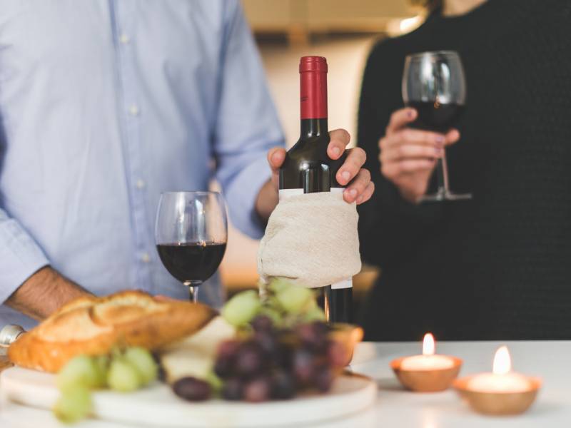 kolumna 10 razloga zašto je vinska žurka bolja od pivske vinski magazin vino fino