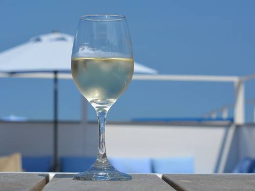 kolumna poŠli na plaŽu bez vina vinski magazin vino fino