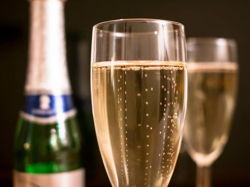 novost boca šampanjca na poklon svakom turisti vinski magazin vino fino