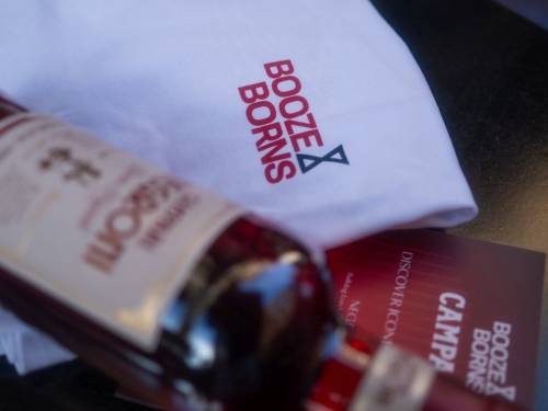 novost campari i booze borns predstavili su majicu inspirisanu negronijem vinski magazin vino fino