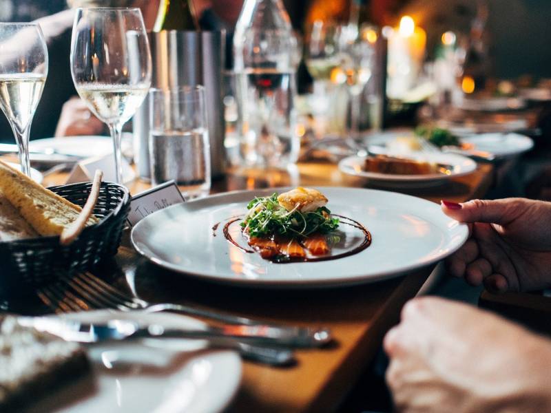 novost dozvoljen rad restorana i kafića tokom vikenda vinski magazin vino fino