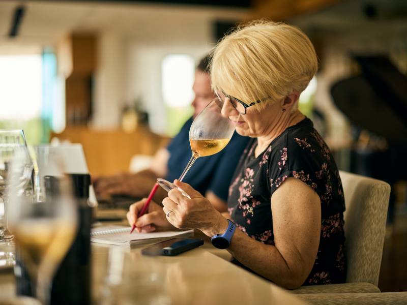 novost kerolajn gilbi mw sve što sija vinski magazin vino fino