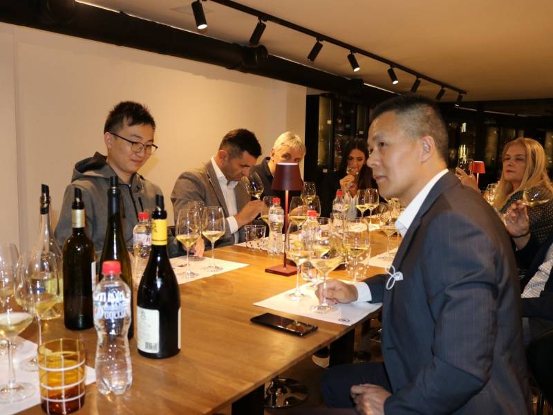 novost kineske diplomate degustirale srpska vina vinski magazin vino fino