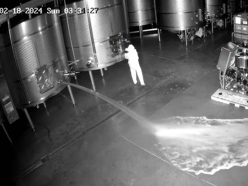 novost maskirana osoba prolila 60000 litara vina španske kuće cepa 21 vinski magazin vino fino