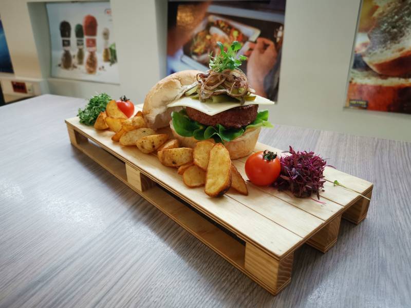 novost u metrou predstavljen beyond burger na bazi biljaka vinski magazin vino fino