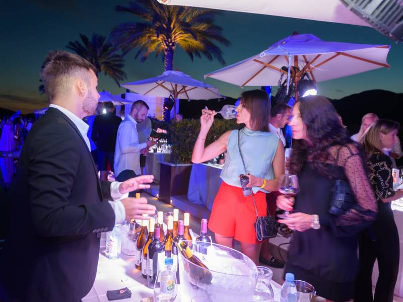 novost vinski spektakl na obali vinski magazin vino fino