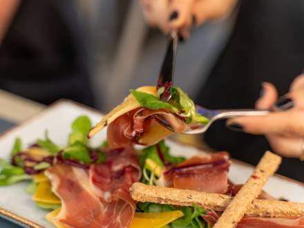 restoran nedelje bistro grad hometown vinski magazin vino fino