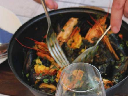 restoran nedelje mezestoran dvorište vinski magazin vino fino