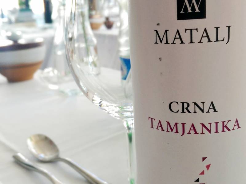 vinopis crna tamjanika i visoka kuhinja vinski magazin vino fino