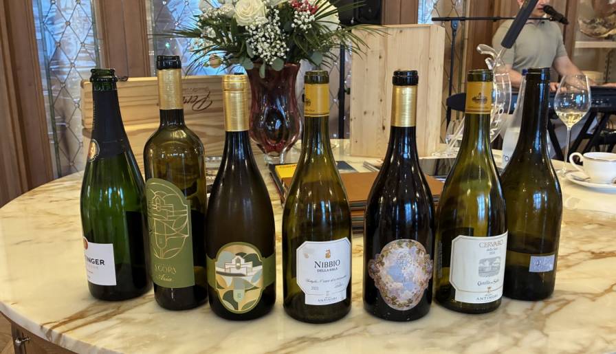 izdvojeno Čašu uz čašu sa velikim etiketama vinski magazin vino fino