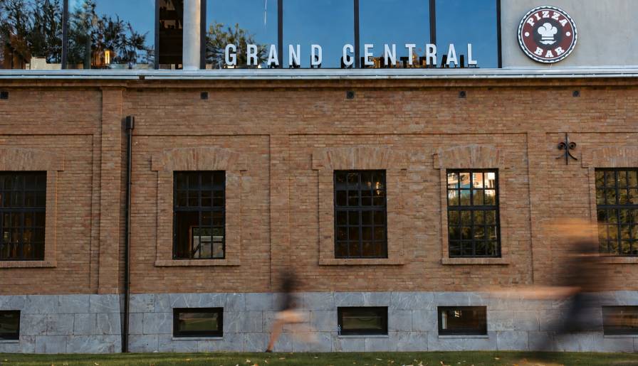 izdvojeno otvoren je grand central by pizza bar i baš je vinski magazin vino fino
