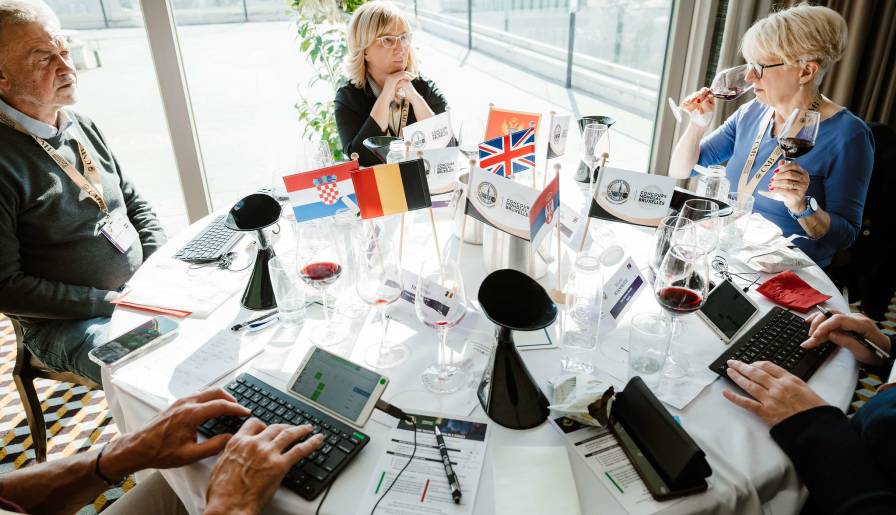 izdvojeno sva lica vranca na ocenjivanju u podgorici vinski magazin vino fino