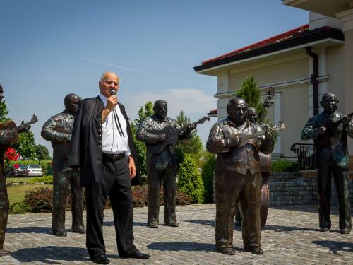 novost Čuvenih osam tamburaša od sada i u bronzi vinski magazin vino fino