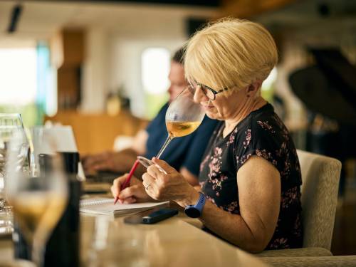 novost kerolajn gilbi mw sve što sija vinski magazin vino fino