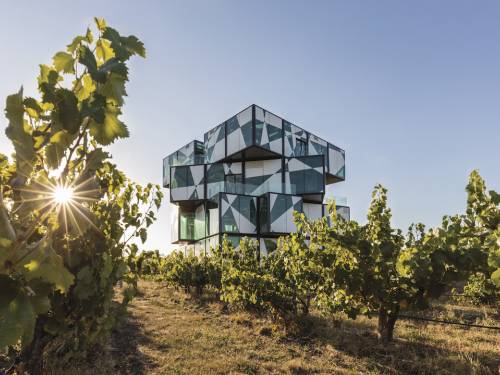 novost veliko priznanje za vinariju u obliku rubikove kocke vinski magazin vino fino